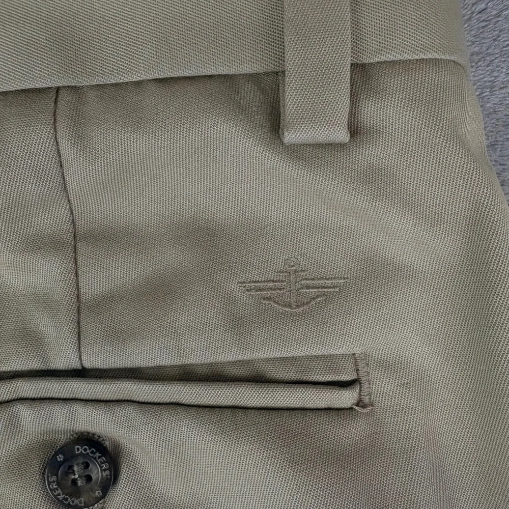 Dockers 32x34 Khaki Pants D2 Straight Fit Flat Front Chino Business Casual Work